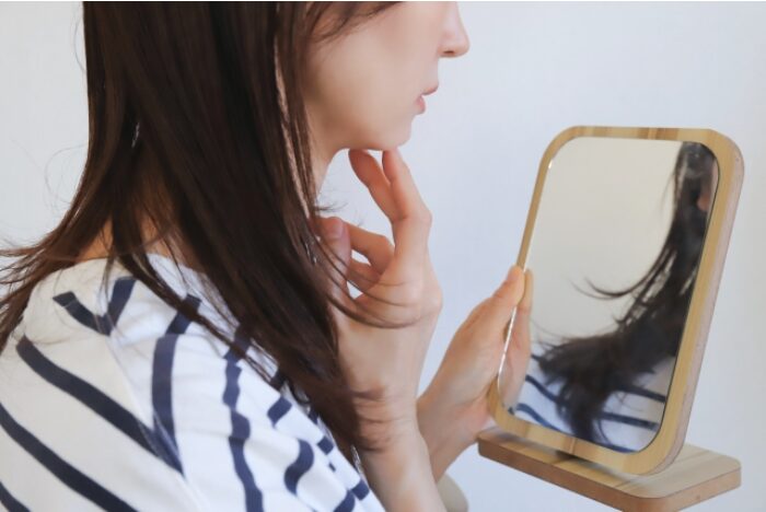 鏡を見ている女性