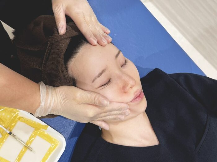 肌をマッサージしている様子