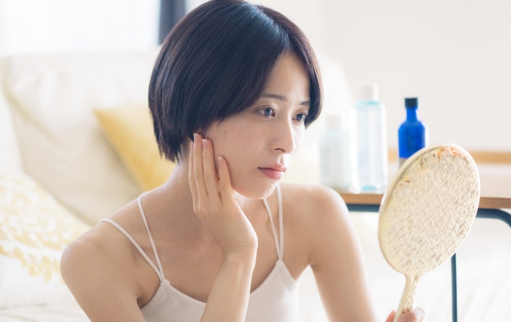 女性が鏡を見ている顔