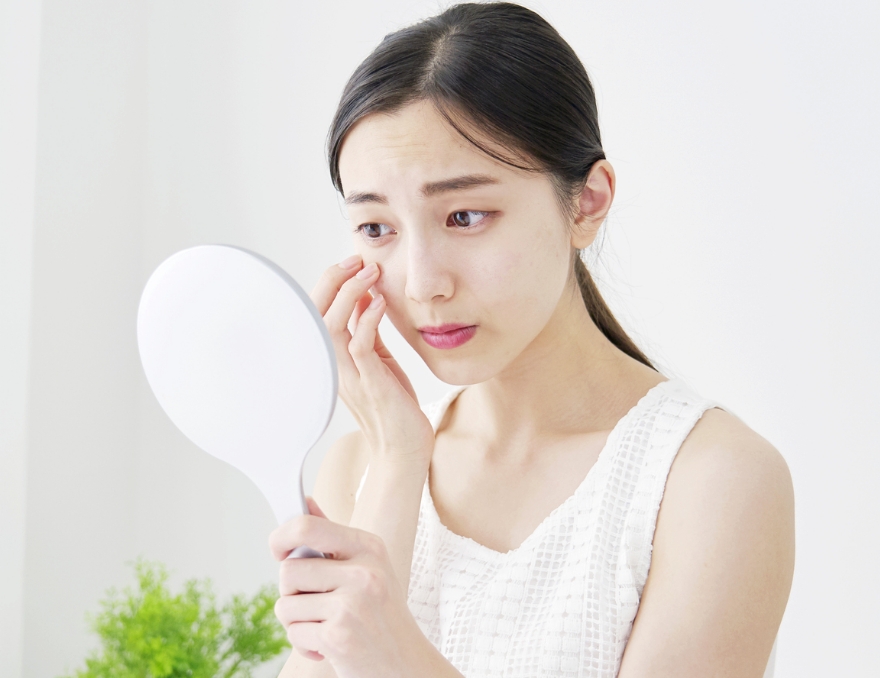 女性が鏡を見ている様子