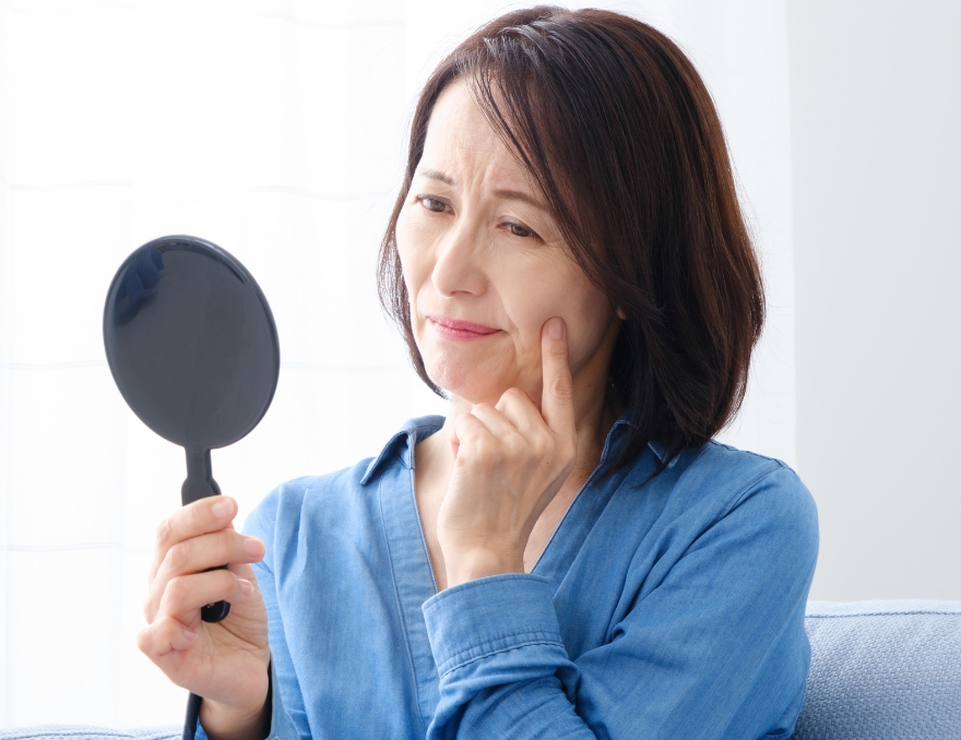 女性が鏡を見ている様子