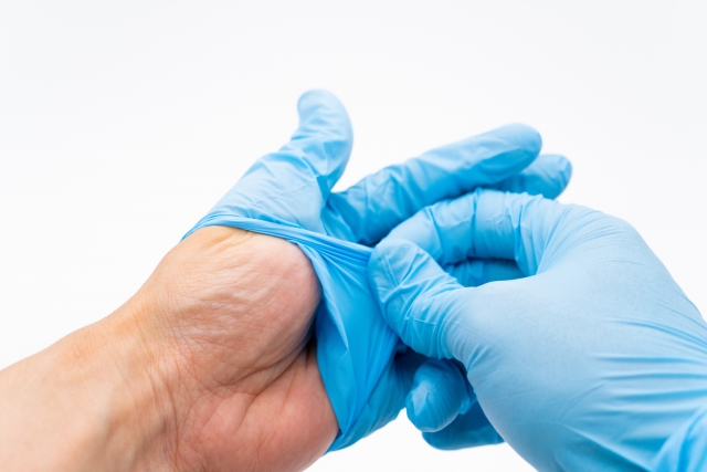 手術用手袋をはめている様子