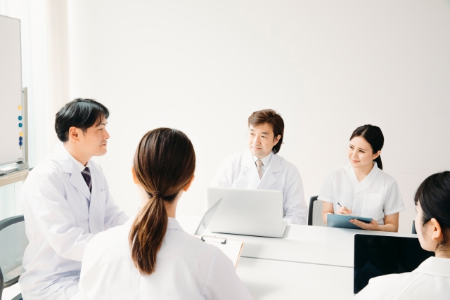 医師と看護師による話し合いの様子