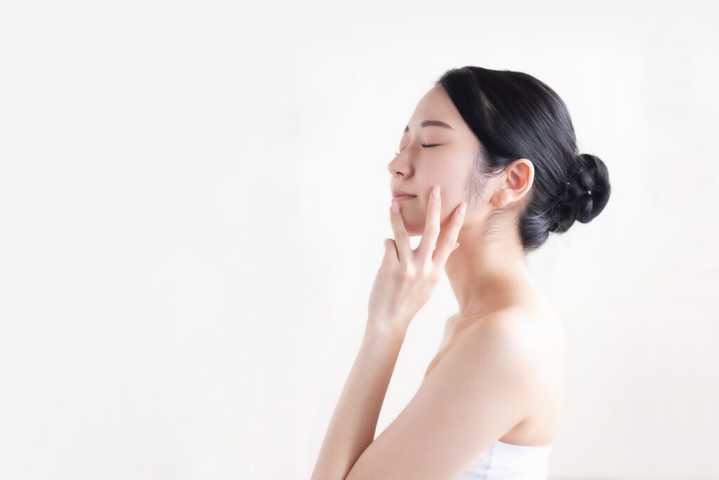 あごに手を添えている女性