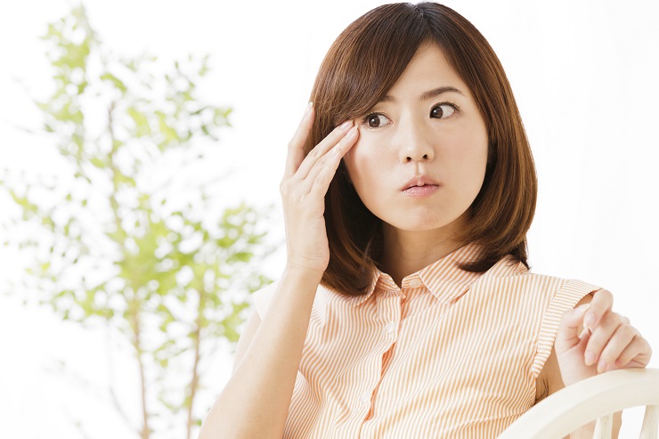 目元を触っている女性