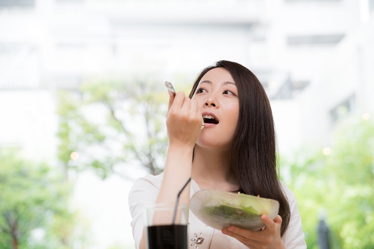 サラダを食べている女性