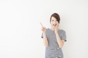 指を刺しひらめいた表情の女性