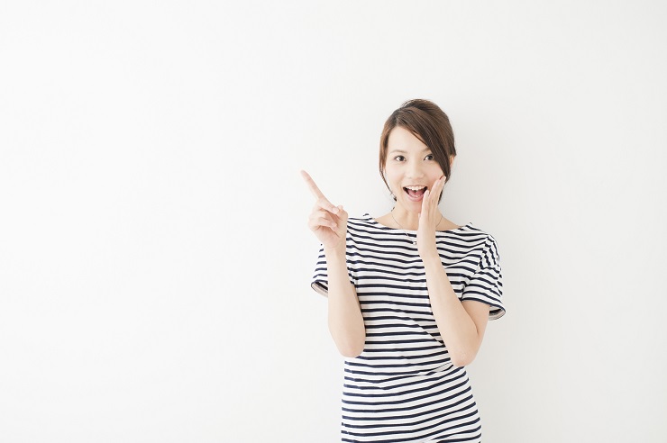 指を刺しひらめいた表情の女性