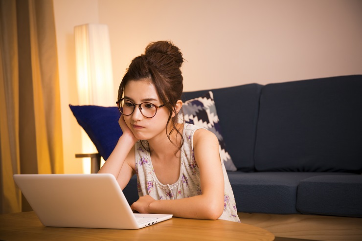 パソコンを見ている女性