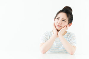 悩んでいる女性