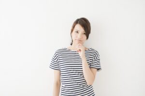 悩んでいる女性