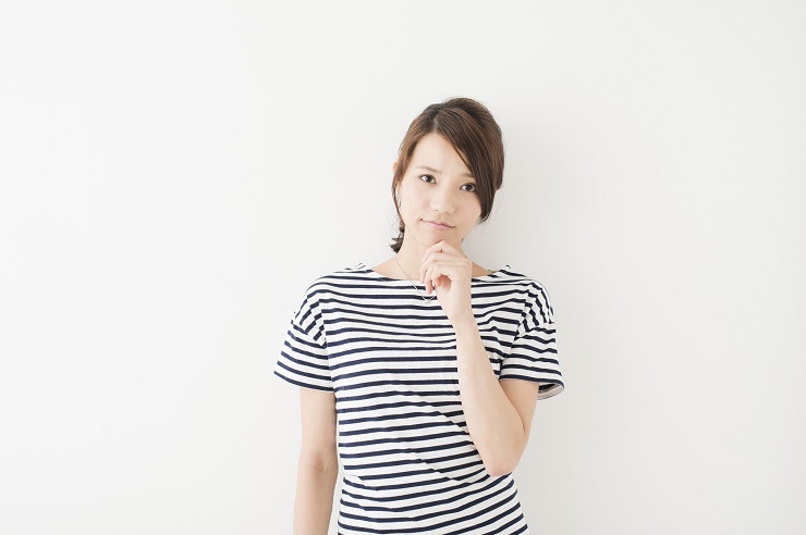 悩んでいる女性