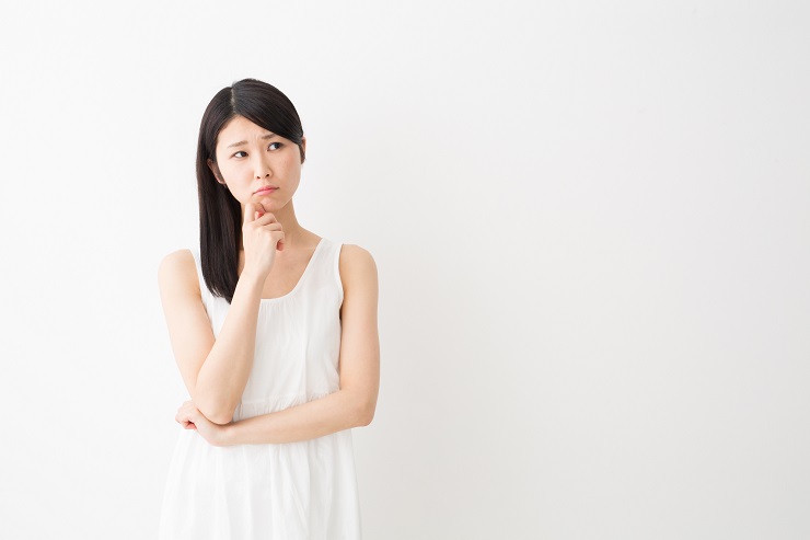 悩む女性