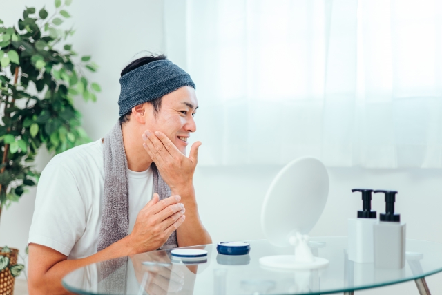 スキンケアをしている男性