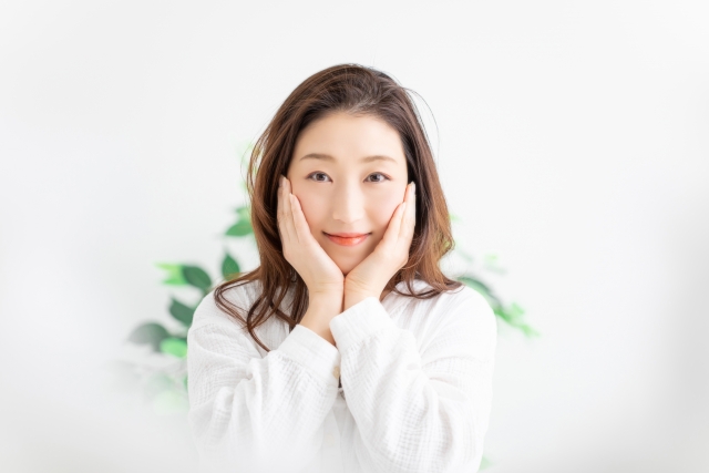 スキンケアをする女性