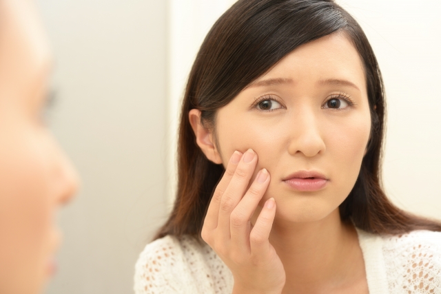 鏡を見ている女性