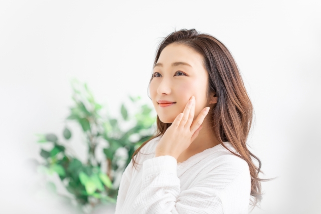 頬を触る女性