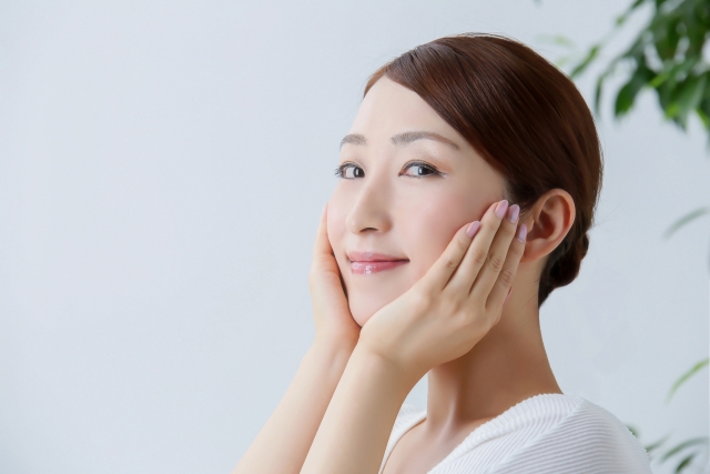頬に手を当てる女性
