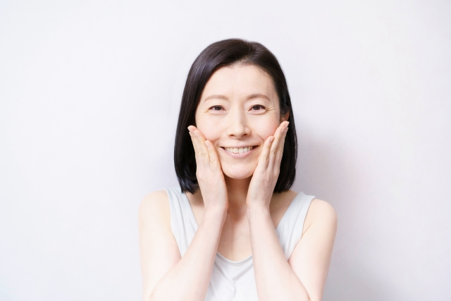 頬を触る女性
