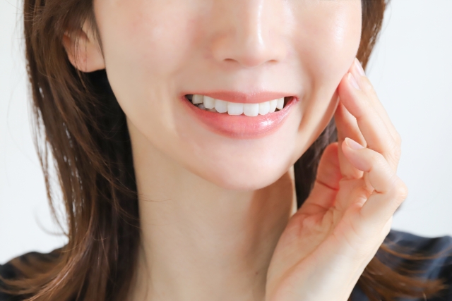 頬を触る女性