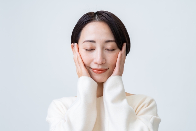 頬を触る女性