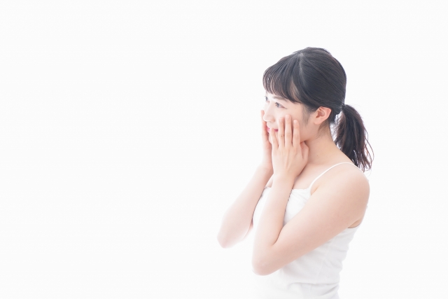 頬を触る女性