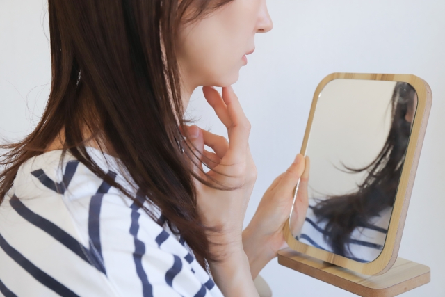 鏡を見る女性